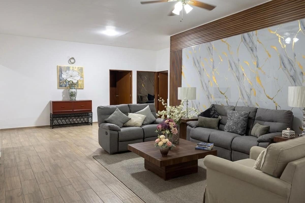 Apartamento familiar | Zona de estar | Smart TV de 32 pulgadas con canales por satélite, servicios de streaming