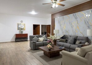 Family Apartment | Living area | 32-inch Smart TV with satellite channels, streaming services - La casa de las palmeras (Guadalajara)