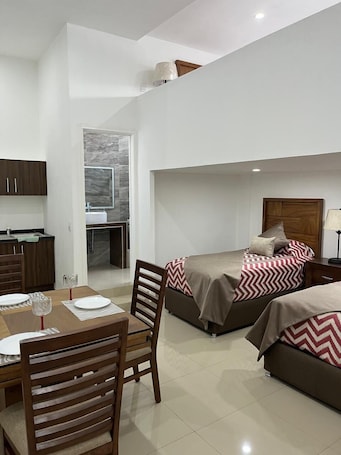 Espacio para trabajar con laptop, wifi gratis y ropa de cama . La casa de las palmeras