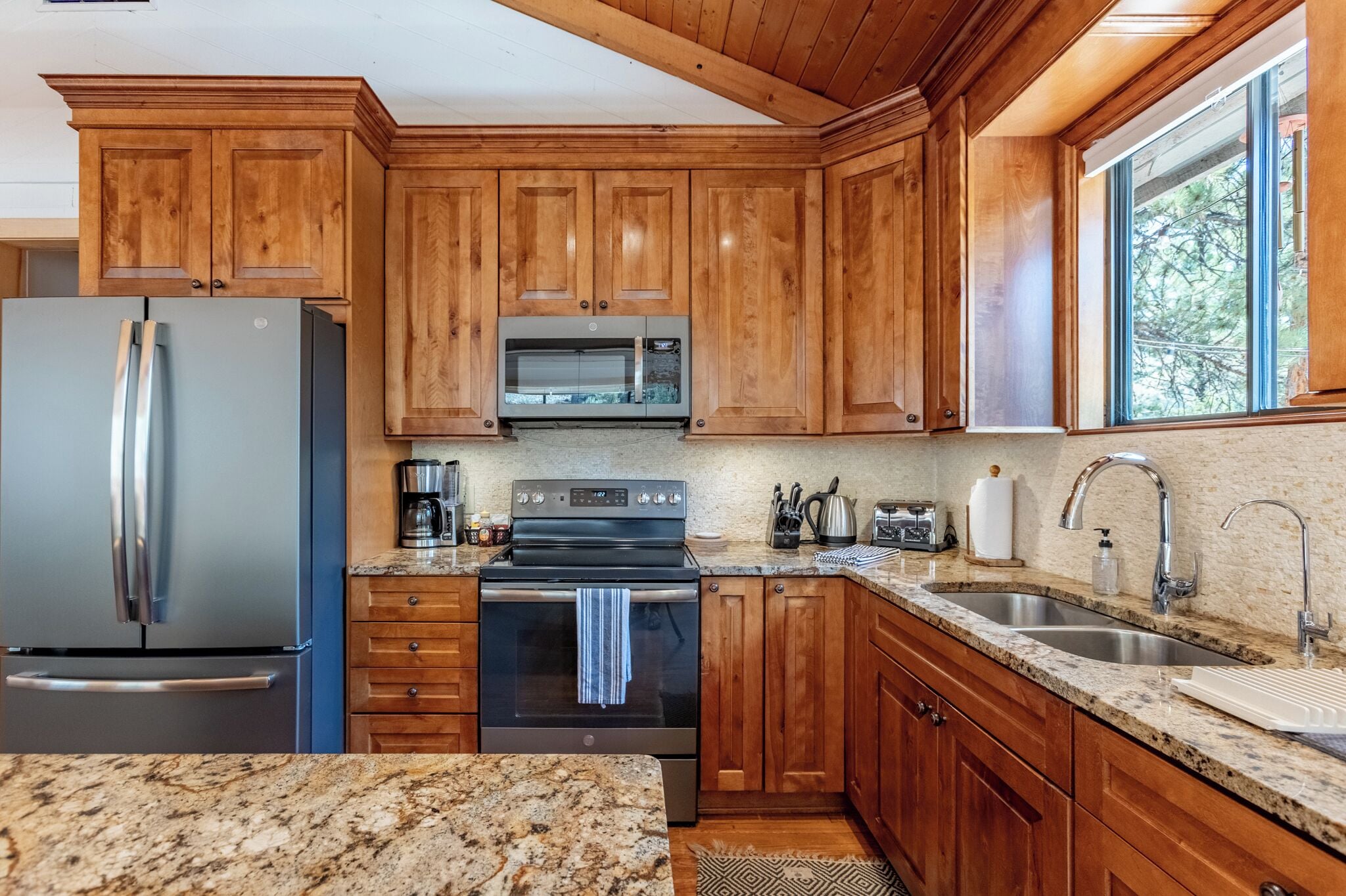 Frigorífic, microones, forn i placa de cuina 