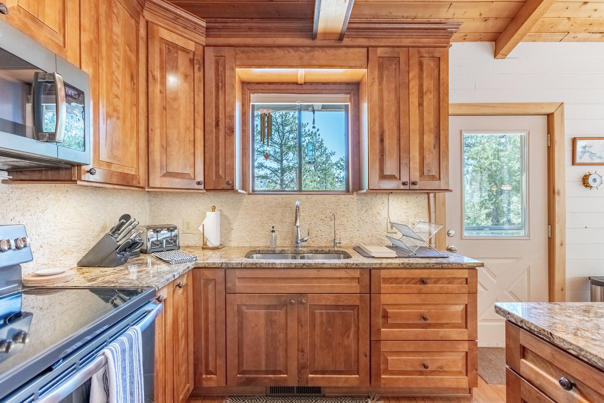 Kylskåp, mikrovågsugn, ugn och spishäll