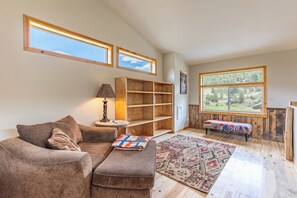 Smart TV, chimenea y libros