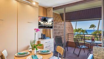 Condo clássico, 1 quarto, varanda coberta, vista para o oceano | Sala de jantar