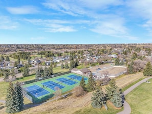 Sports court - Home in Rivervalley!5 Bed 3 FULL Bathrms! AC!Fenced yard. Sleeps 10.BBQ!King bed (Edmonton)