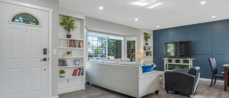 Älytelevisio, videopelejä, kirjoja, videokirjasto