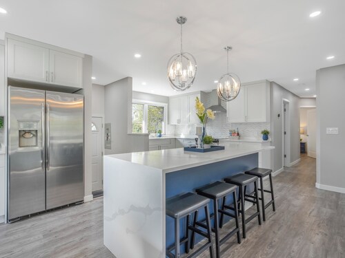 Home in Rivervalley!5 Bed 3 FULL Bathrms! AC!Fenced yard. Sleeps 10.BBQ!King bed