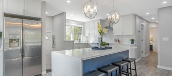 Home in Rivervalley!5 Bed 3 FULL Bathrms! AC!Fenced yard. Sleeps 10.BBQ!King bed