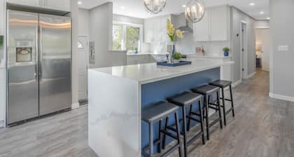 Home in Rivervalley!5 Bed 3 FULL Bathrms! AC!Fenced yard. Sleeps 10.BBQ!King bed