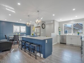 Interior - Home in Rivervalley!5 Bed 3 FULL Bathrms! AC!Fenced yard. Sleeps 10.BBQ!King bed (Edmonton)