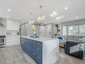 Interior - Home in Rivervalley!5 Bed 3 FULL Bathrms! AC!Fenced yard. Sleeps 10.BBQ!King bed (Edmonton)