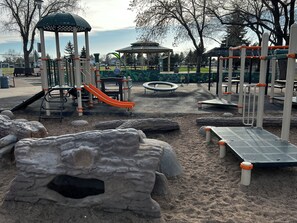 Children’s area - Home in Rivervalley!5 Bed 3 FULL Bathrms! AC!Fenced yard. Sleeps 10.BBQ!King bed (Edmonton)