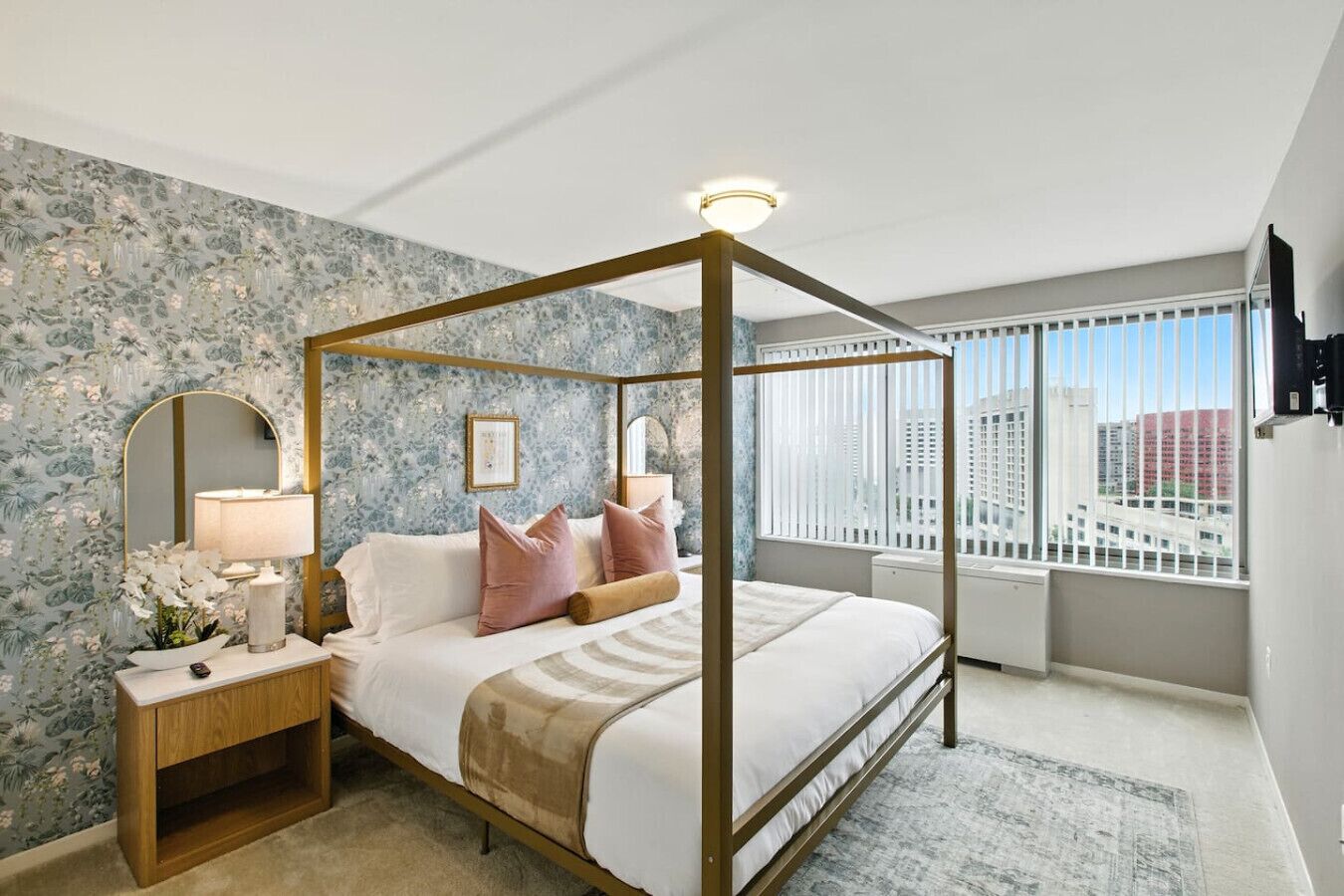 2 chambres, bureau, fer et planche à repasser, lit de bébé portatif