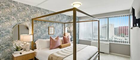 2 chambres, bureau, fer et planche à repasser, lit de bébé portatif