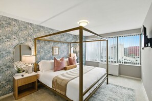 2 chambres, bureau, fer et planche à repasser, lit de bébé portatif
