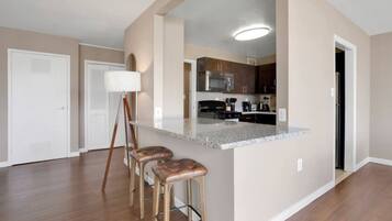 KĂŒhlschrank, Mikrowelle, Ofen, Herdplatte