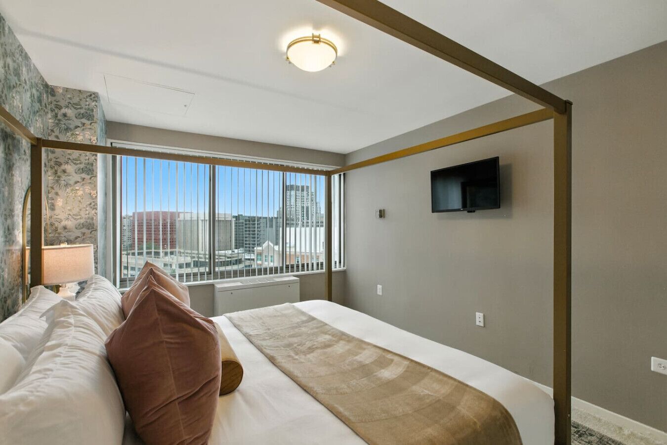 Schreibtisch, Bügeleisen/Bügelbrett, Reisekinderbett, kostenloses WLAN