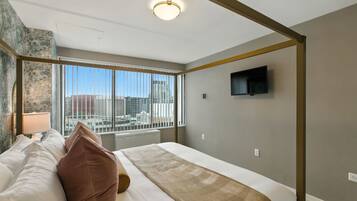 Een bureau, gratis wifi, beddengoed