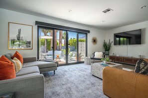 TV connectée, livres, médiathèque, chaîne hi-fi