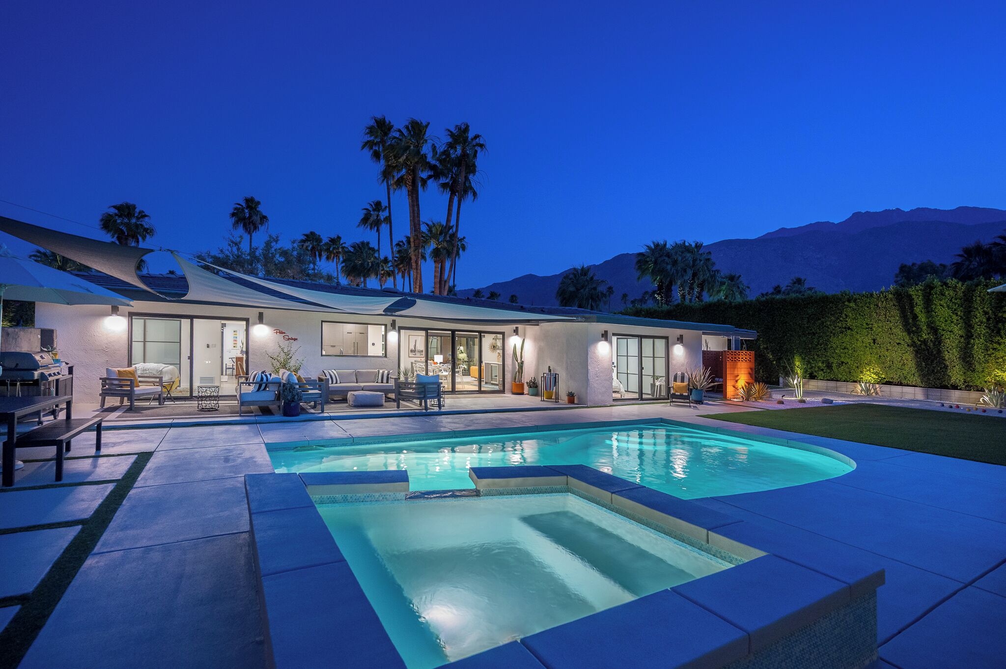 室  外游泳池，恒温泳池