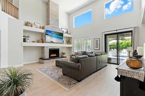 Smart TV, fireplace, video games, books - Splash Canyon - Splash Pad & Tons of Games - Gym (Chandler)