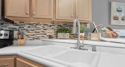 Relaxing Walk-In Condo •Community Pool • Pet Friendly