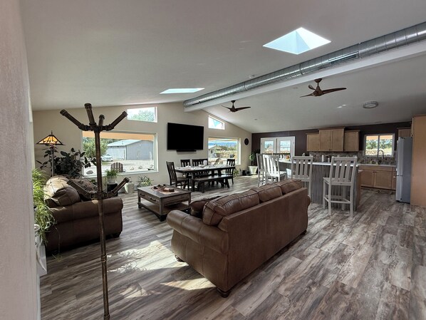 TV - Wine Country Escape - 3 BR/2 BA Retreat - Orchard, Mountain Views & Large Patio (Palisade)