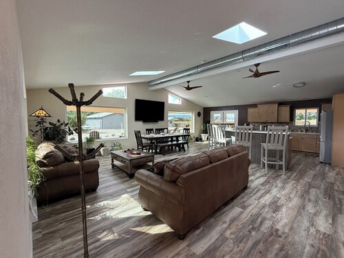 Wine Country Escape - 3 BR/2 BA Retreat - Orchard, Mountain Views & Large Patio