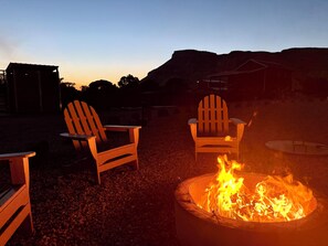 Property grounds - Wine Country Escape - 3 BR/2 BA Retreat - Orchard, Mountain Views & Large Patio (Palisade)