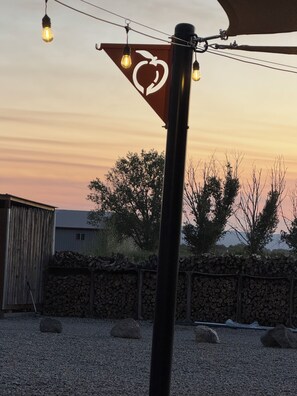 Property grounds - Wine Country Escape - 3 BR/2 BA Retreat - Orchard, Mountain Views & Large Patio (Palisade)