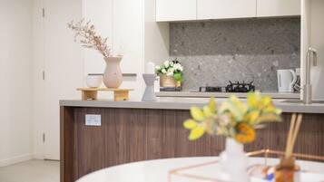 Fridge, oven, stovetop, dishwasher