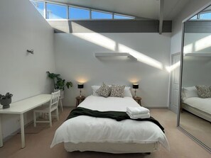 5 bedrooms, iron/ironing board, WiFi, bed sheets