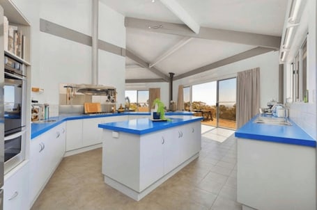 Fridge, oven, stovetop, dishwasher. Rural retreat | 5 min to wineries / 10 min to town