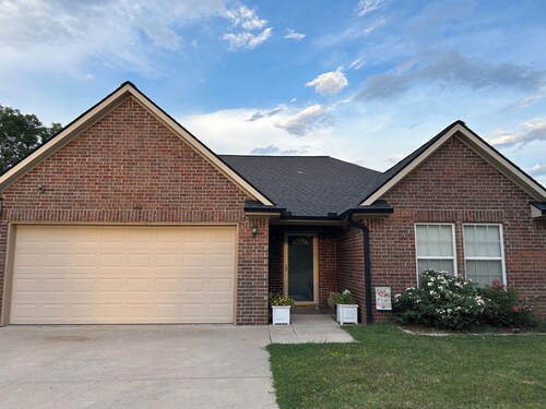 Charming 3-bedroom house with AC east of Ada, four miles from Mercy Hospital