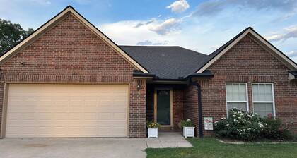 Charming 3-bedroom house with AC east of Ada, four miles from Mercy Hospital