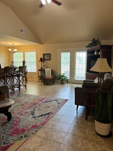 Charming 3-bedroom house with AC east of Ada, four miles from Mercy Hospital