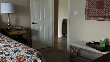 Tabla de planchar con plancha, wifi y ropa de cama