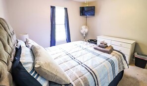 3 bedrooms, desk, iron/ironing board, free WiFi