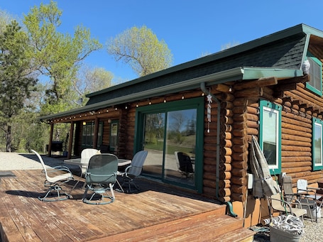 Outdoor dining. Cedar Lodge at Turtle Mountain