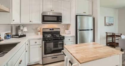 Blissful Arose- walk to the trails and square!