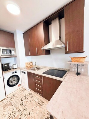 Fridge, microwave, stovetop, dishwasher