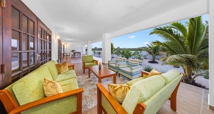 Beautiful 3BR2.5BA Home w/Pool Close 2 Baby Beach