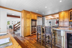 House (5 Bedrooms) | Interior