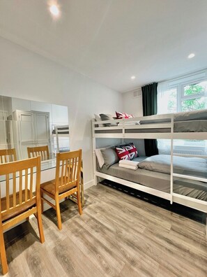 2 室のベッドルーム、WiFi、ベッドシーツ