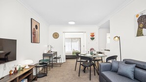 Smart TV, offices - Offering a blend of comfort and convenience, located just 5 minutes from Perth's CBD and the Convention Centre. Nestled behind the lush greenery of Kings Park , guests can enjoy peaceful scenery from the balcony yet be close enough to the city! (Perth)