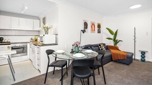 Dining - Offering a blend of comfort and convenience, located just 5 minutes from Perth's CBD and the Convention Centre. Nestled behind the lush greenery of Kings Park , guests can enjoy peaceful scenery from the balcony yet be close enough to the city! (Perth)