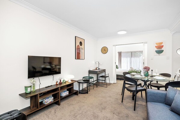 Smart TV, offices - Offering a blend of comfort and convenience, located just 5 minutes from Perth's CBD and the Convention Centre. Nestled behind the lush greenery of Kings Park , guests can enjoy peaceful scenery from the balcony yet be close enough to the city! (Perth)