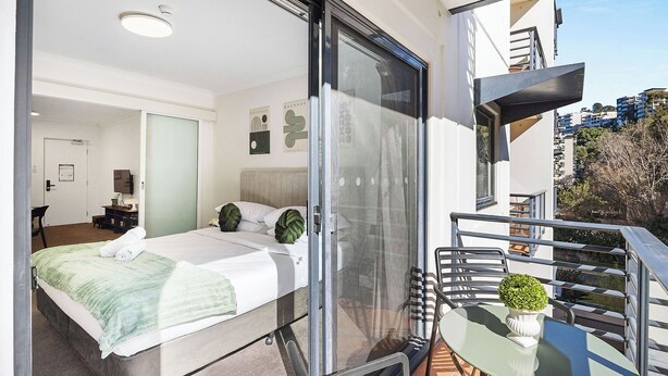 1 bedroom, iron/ironing board, WiFi (free), bed sheets - Offering a blend of comfort and convenience, located just 5 minutes from Perth's CBD and the Convention Centre. Nestled behind the lush greenery of Kings Park , guests can enjoy peaceful scenery from the balcony yet be close enough to the city! (Perth)