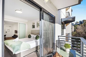 1 bedroom, iron/ironing board, free WiFi, bed sheets - Offering a blend of comfort and convenience, located just 5 minutes from Perth's CBD and the Convention Centre. Nestled behind the lush greenery of Kings Park , guests can enjoy peaceful scenery from the balcony yet be close enough to the city! (Perth)