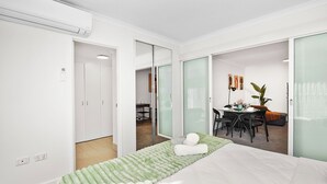 1 bedroom, iron/ironing board, WiFi (free), bed sheets - Offering a blend of comfort and convenience, located just 5 minutes from Perth's CBD and the Convention Centre. Nestled behind the lush greenery of Kings Park , guests can enjoy peaceful scenery from the balcony yet be close enough to the city! (Perth)