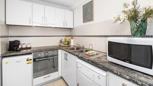 Coffee/tea maker, fridge, microwave, oven - Offering a blend of comfort and convenience, located just 5 minutes from Perth's CBD and the Convention Centre. Nestled behind the lush greenery of Kings Park , guests can enjoy peaceful scenery from the balcony yet be close enough to the city! (Perth)